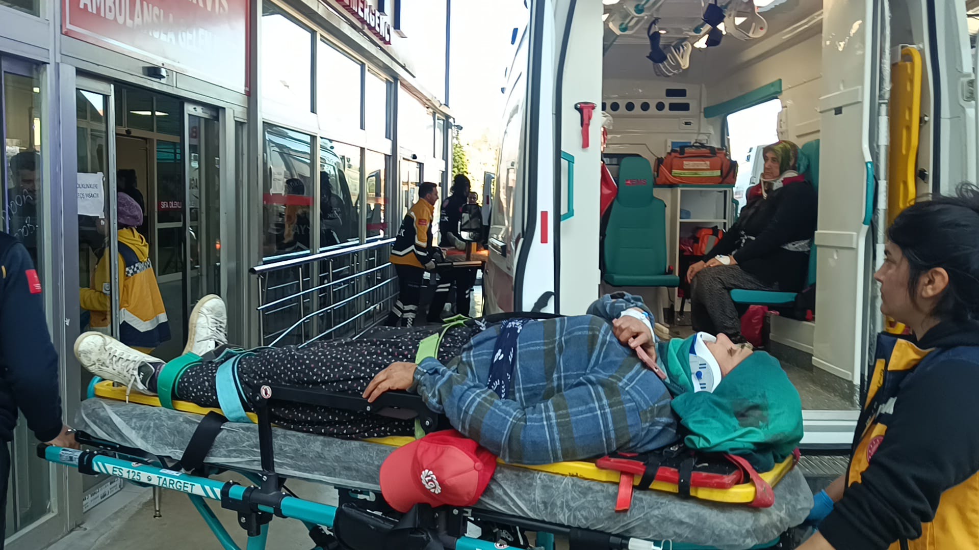 Adana'da Tarım İşçilerini Taşıyan Minibüs Devrildi, 17 Kişi Yaralandı