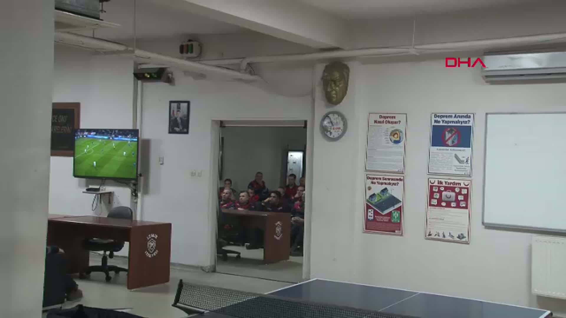 İzmir'de Yangın İhbarı, Dünya Kupası Maçını Yarıda Bıraktı
