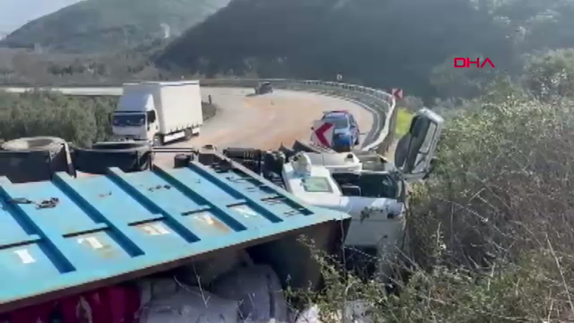 Bursa'da Kamyon Devrildi: 3 Yaralı
