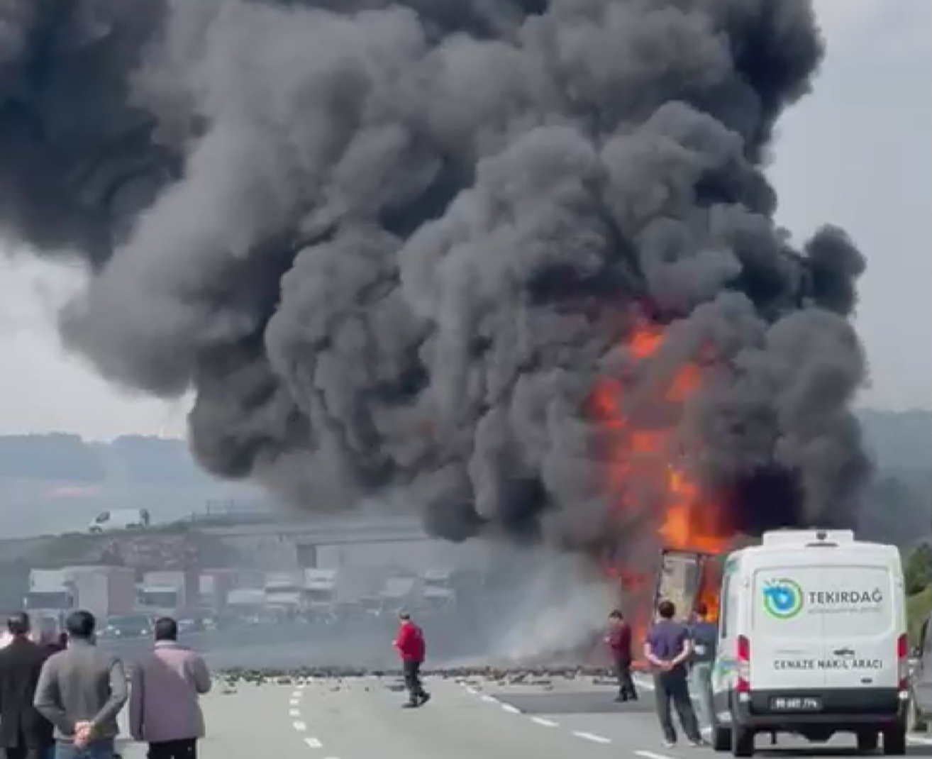 İstanbul Çatalca'da TIR Yangını; Kuzey Marmara Otoyolu Trafiğe Kapandı