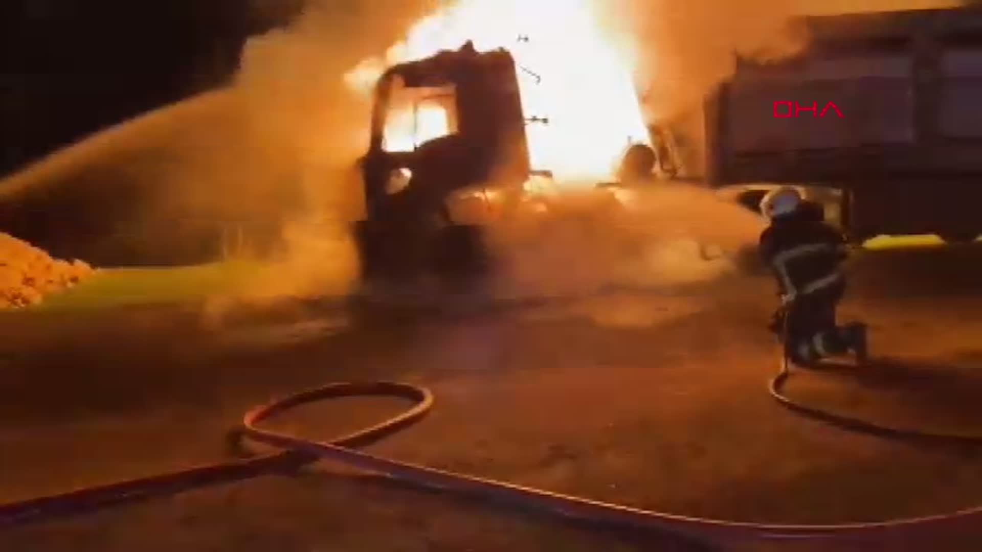 Mardin'de Seyir Halindeki TIR Alev Alev Yandı