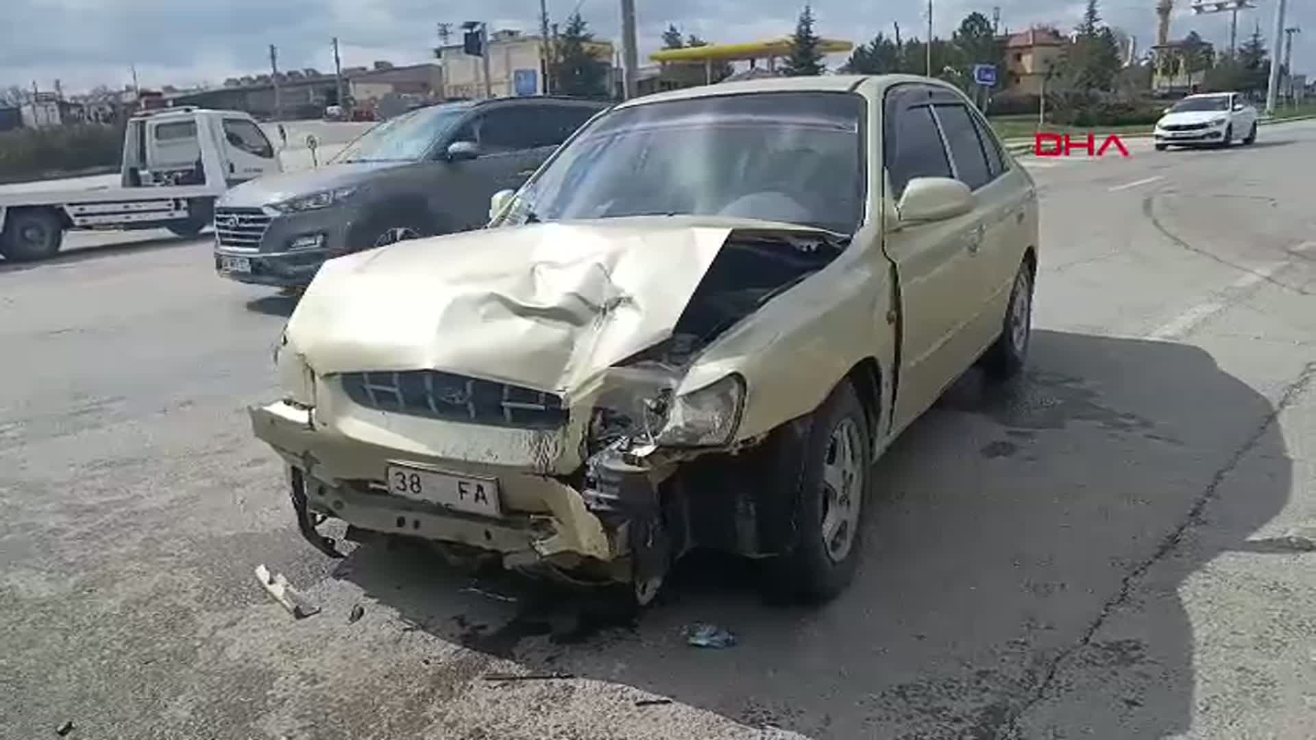 Sivas'ta Otomobil Kazası: Dört Kişi Yaralandı