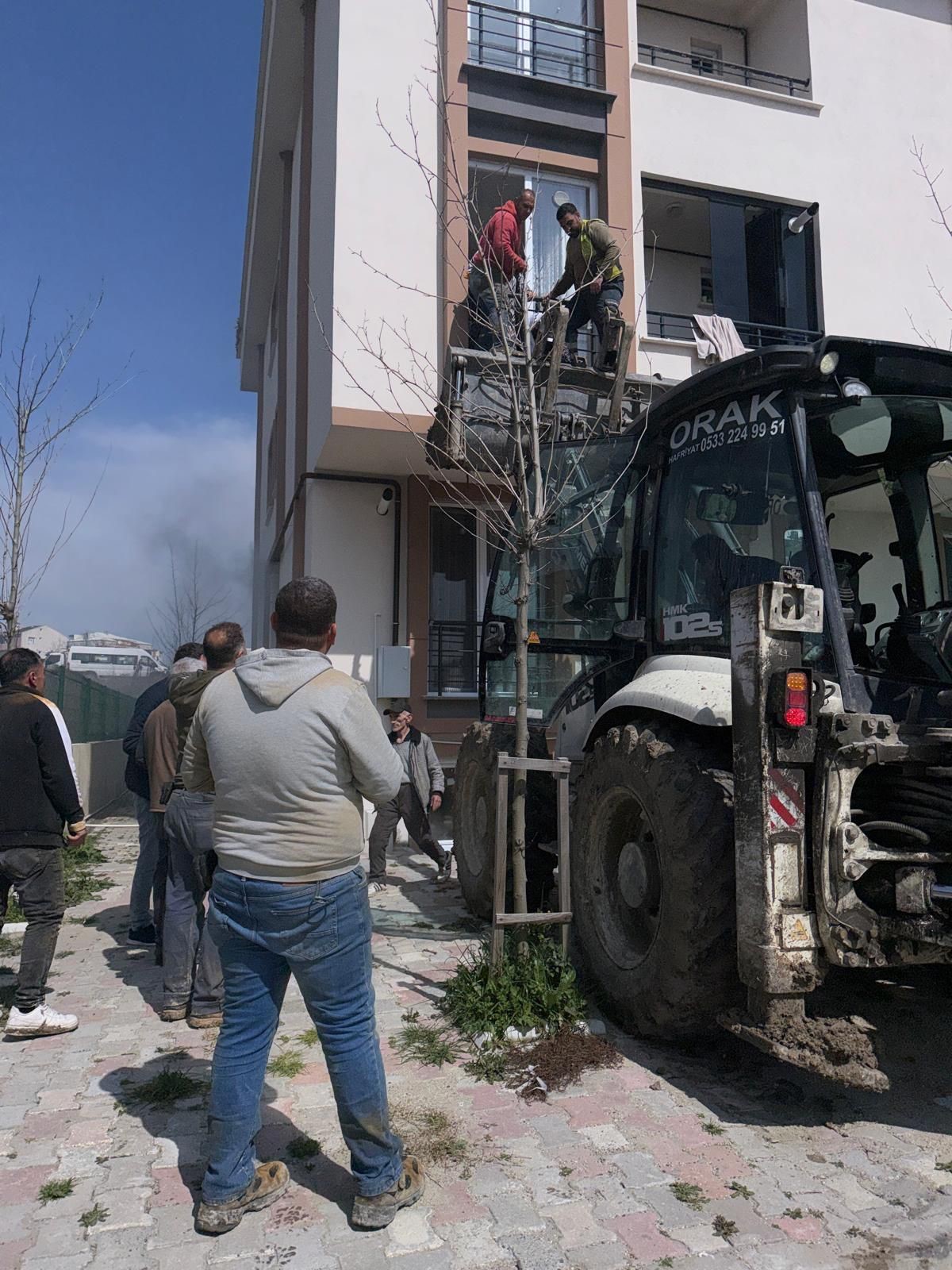 Arnavutköy'de Yangın Felaketi: Mahsur Kalanlar Kepçe ile Kurtarıldı