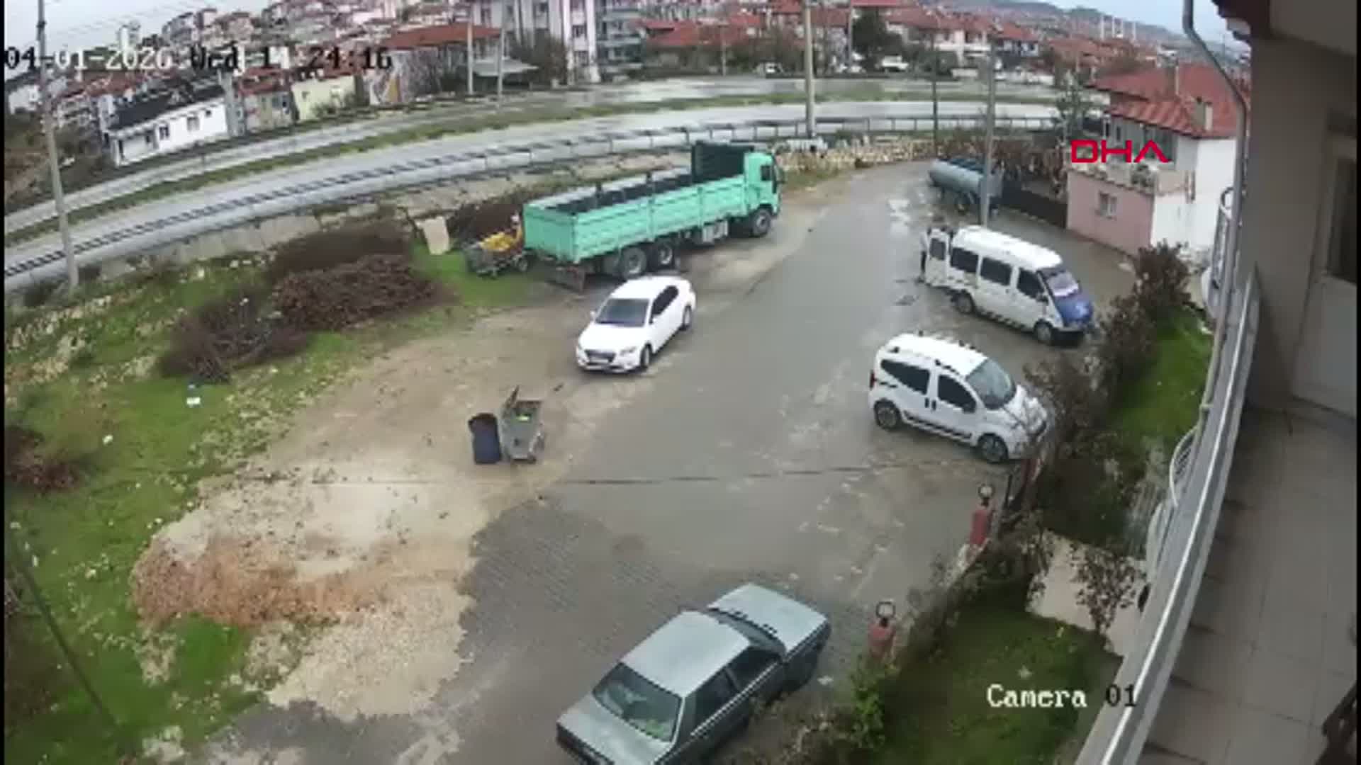 Manisa'da Yağmur Nedeniyle Devrilen Kamyonun Kaza Anı Kamerada