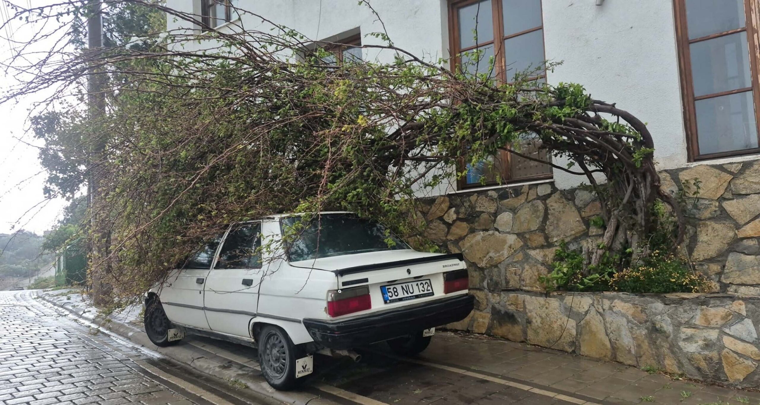 Bodrum'da Güçlü Fırtına Günlük Yaşamı Alt Üst Etti