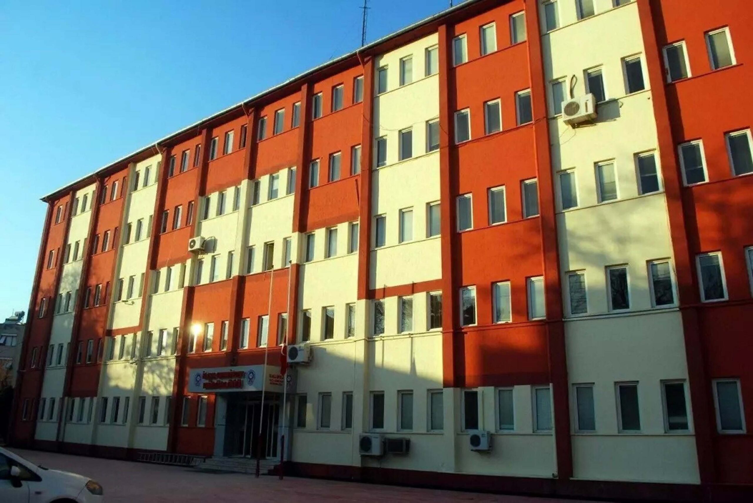Manisa'da Fuhuş Operasyonu: 2 Kadın Gözaltında, 1 Tutuklama