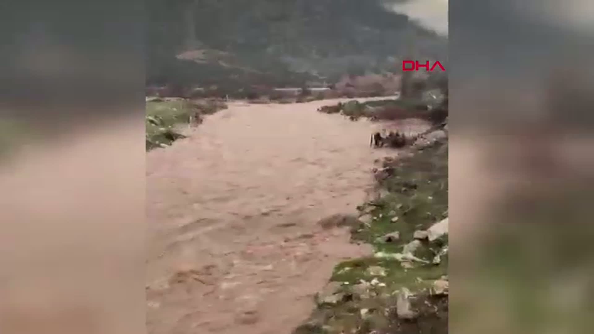 Antalya'da Sağanak Yağışlar Tarım Alanlarını Vurdu