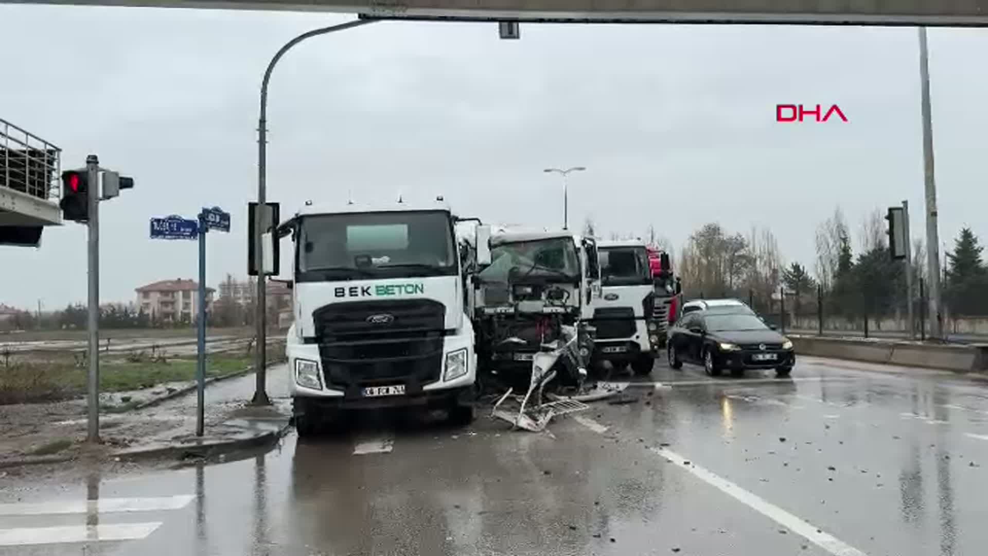 Ankara'da Beton Mikserleri Kırmızı Işıkta Çarpıştı: 1 Yaralı