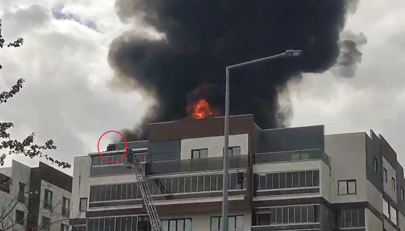 Bursa'daki 8 Katlı Apartman Yangınında İki Kişi Kurtarıldı