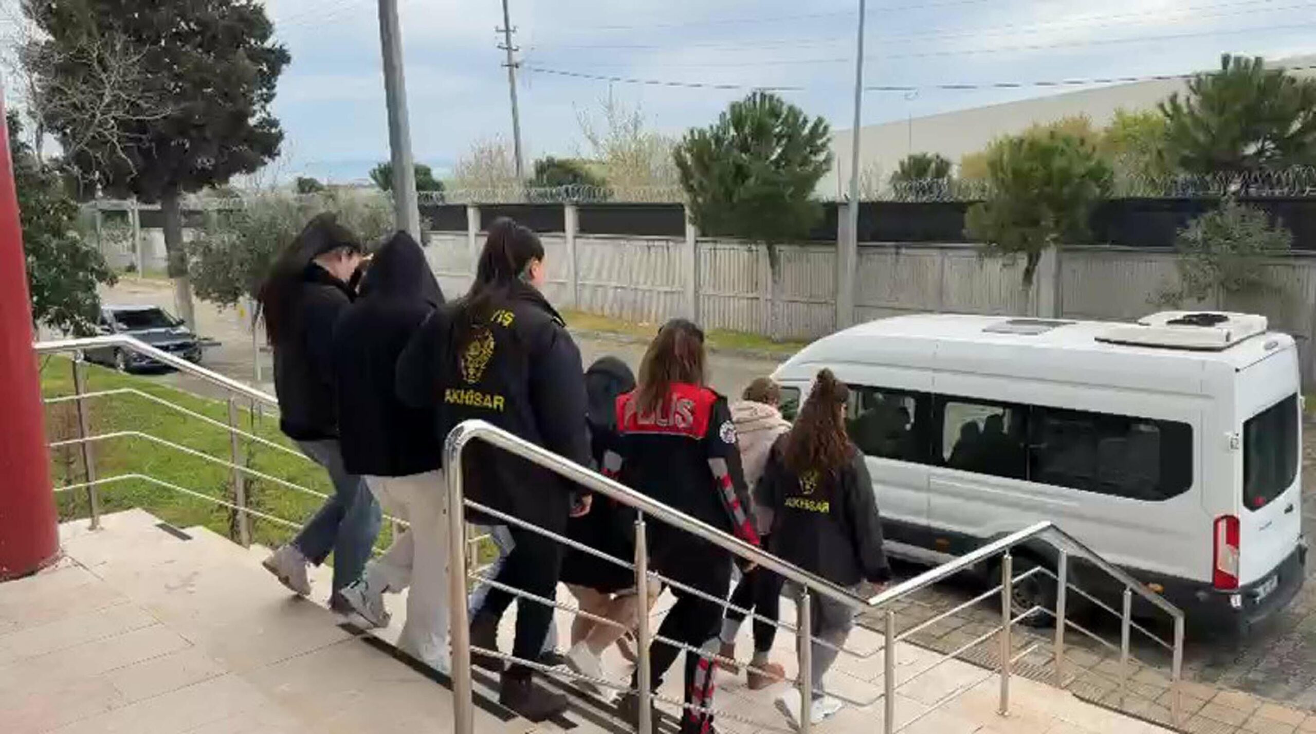 Akhisar'da Fuhuş Operasyonunda 3 Kişi Tutuklandı