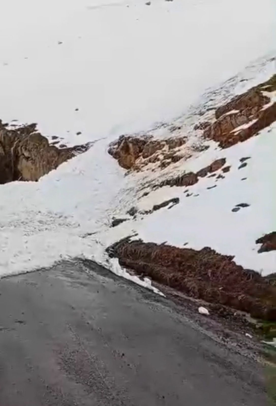 Şırnak'ta Çığ Düşmesi: Uludere Yolunda Ulaşım Kesildi