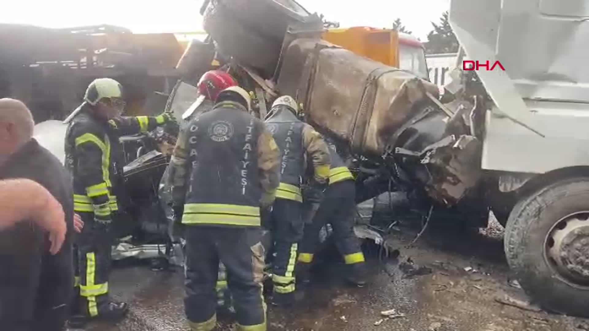 Kocaeli TEM Otoyolu'nda Feci Kaza: 2 Ölü