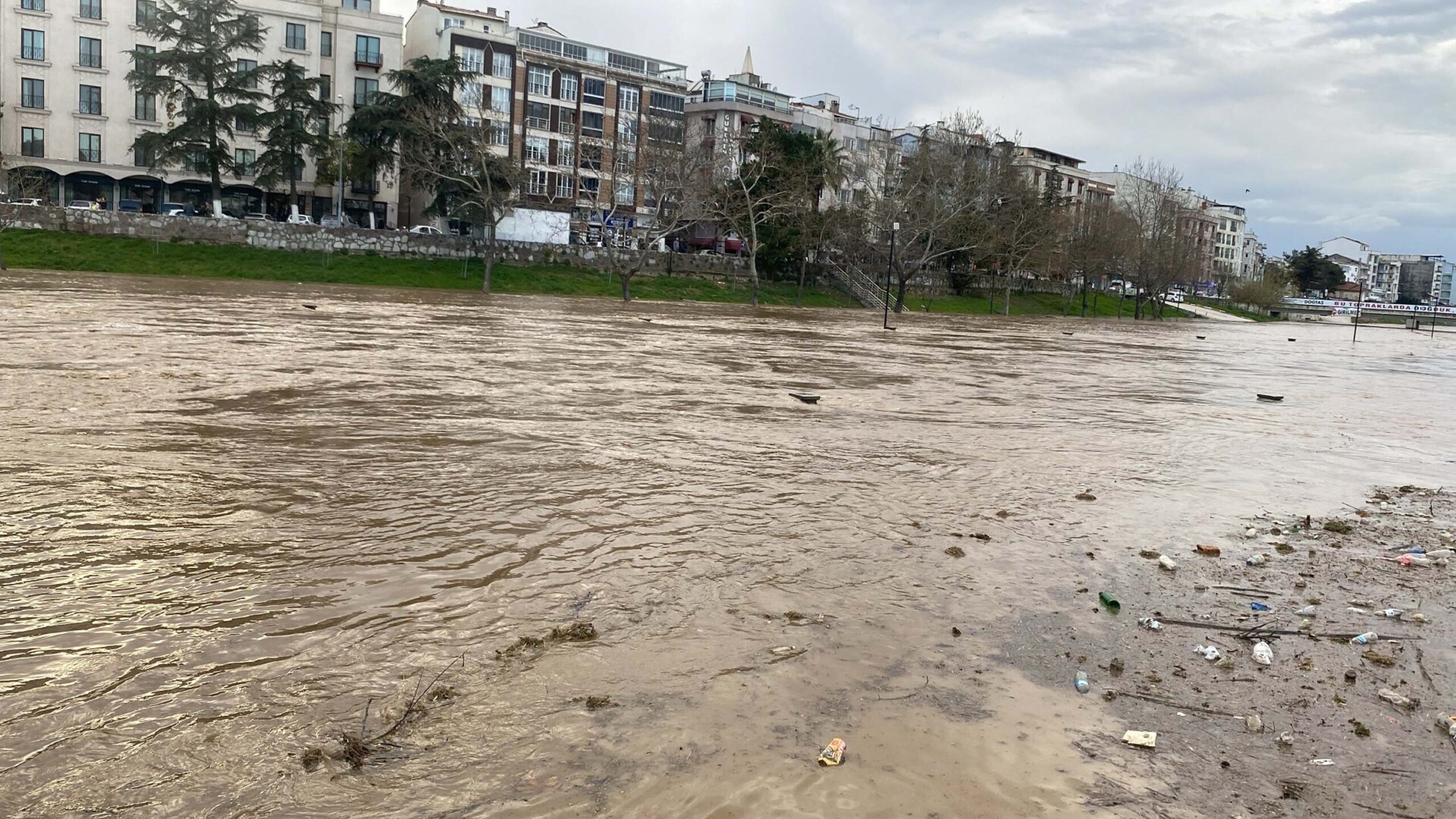 Çanakkale'de Kocabaş Çayı Taştı: Tarım Arazileri ve Otopark Sular Altında Kaldı