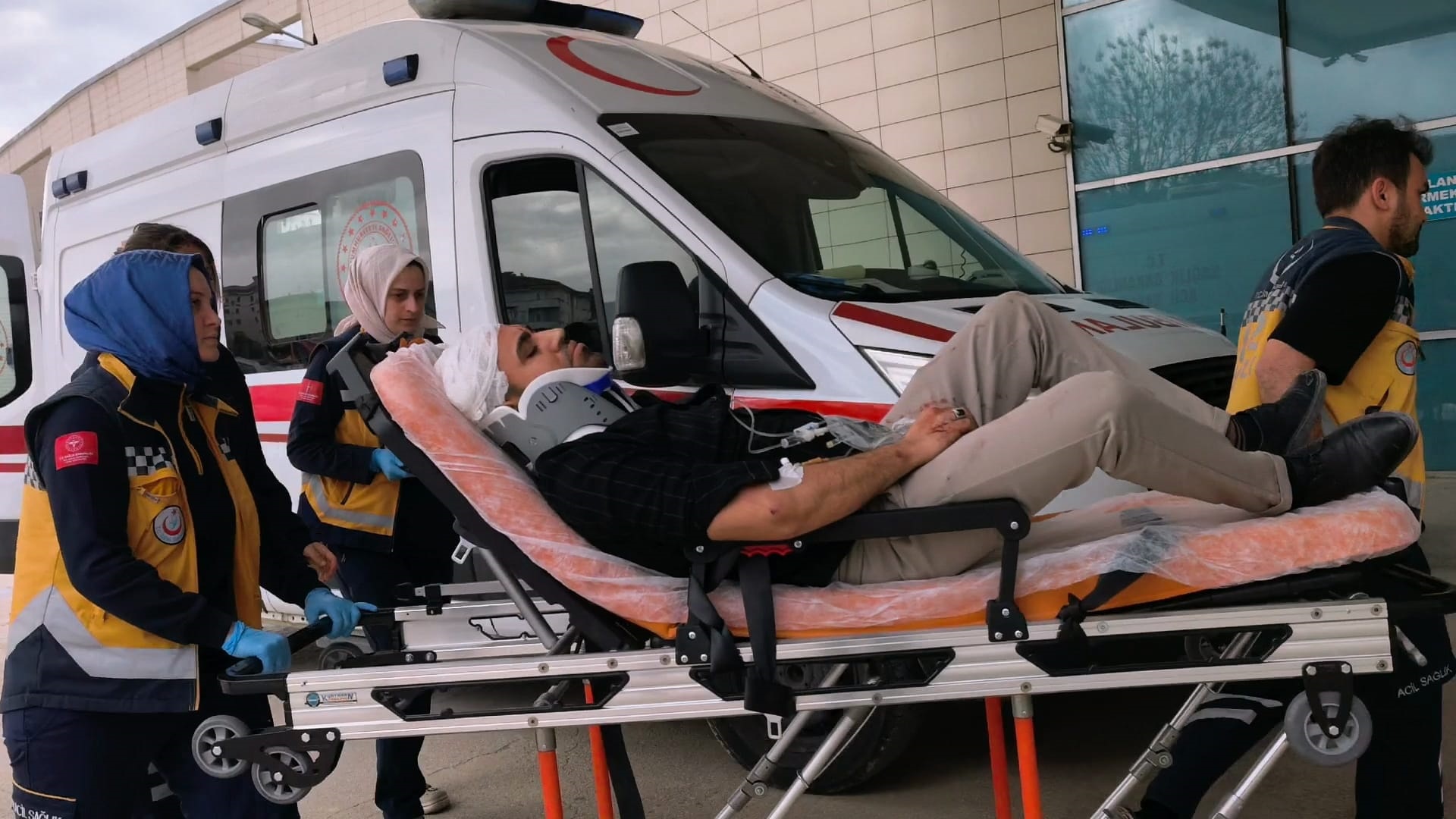 İnegöl'de Mobilya İmalathanesine Saldırı: 4 Kişi Yaralandı