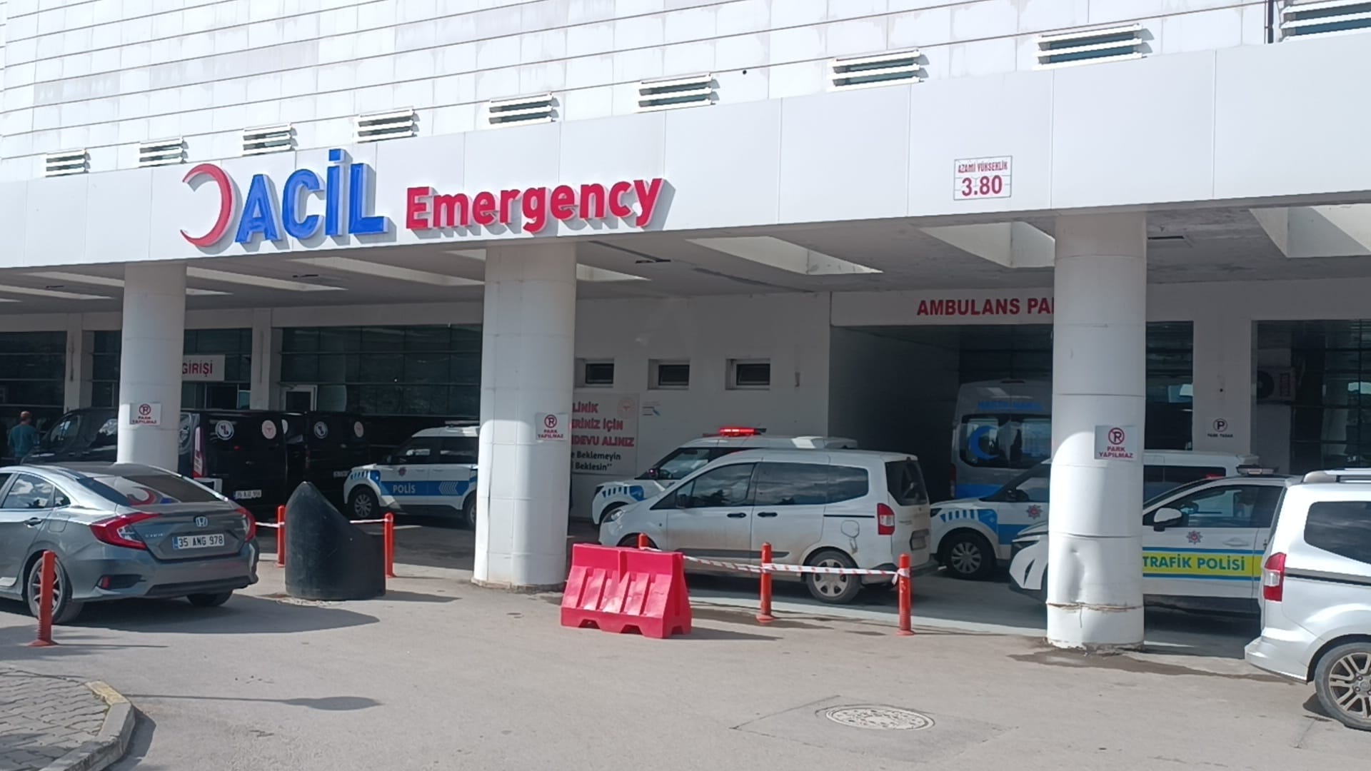 Kırıkkale'de Bıçaklı Saldırı: Kadın ve Arkadaşı Hastanede Yaralandı