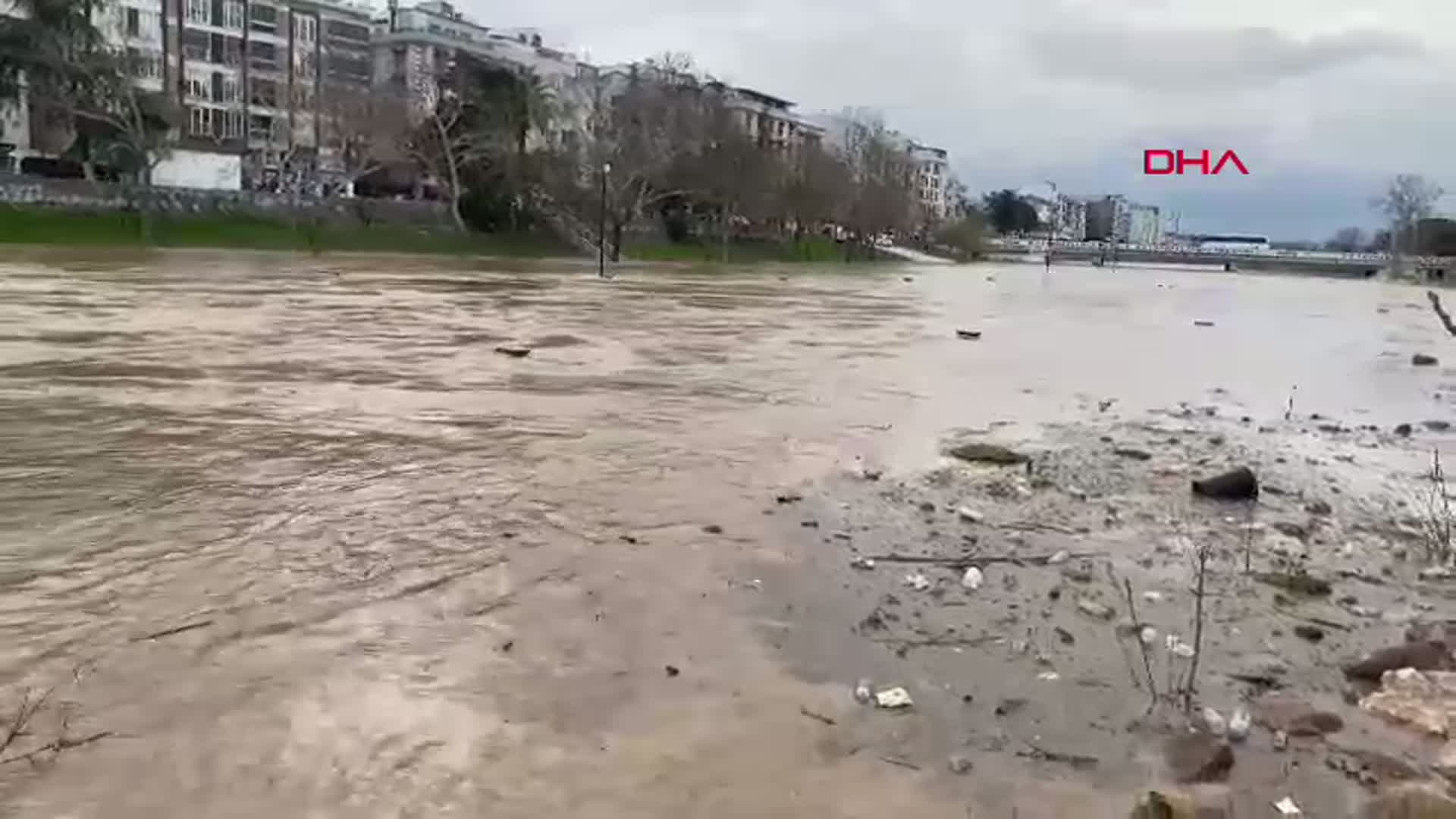Çanakkale'de Kocabaş Çayı Taştı: Tarım Arazileri Sular Altında Kaldı