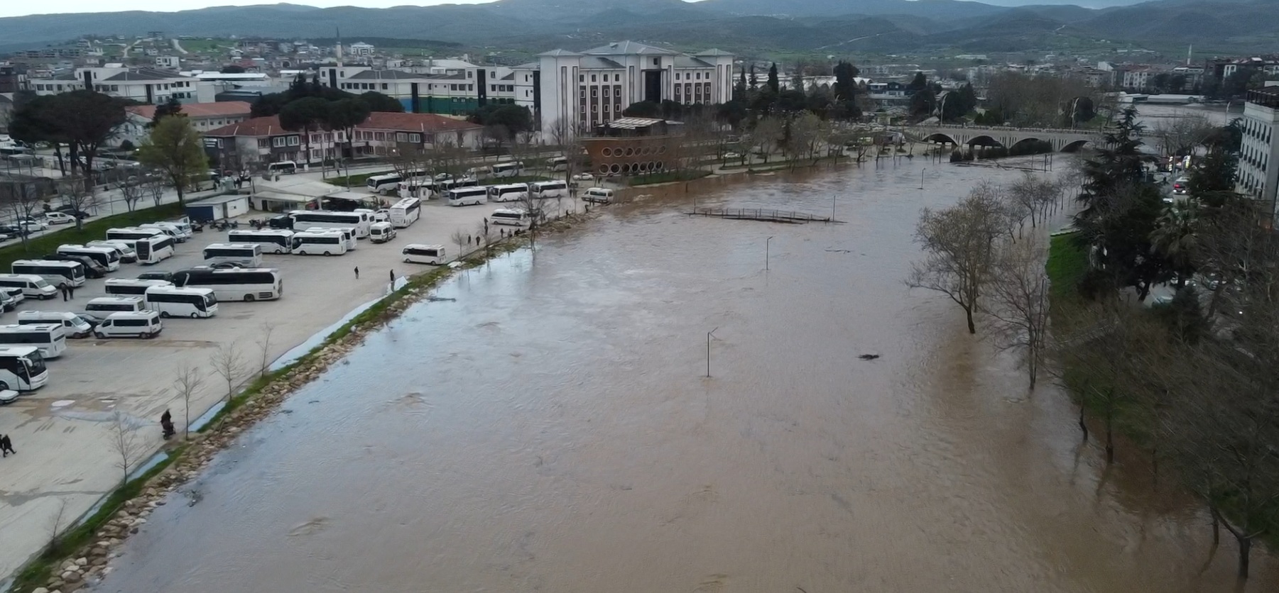 Çanakkale'de Kocabaş Çayı Taştı: Tarım Arazileri Sular Altında Kaldı