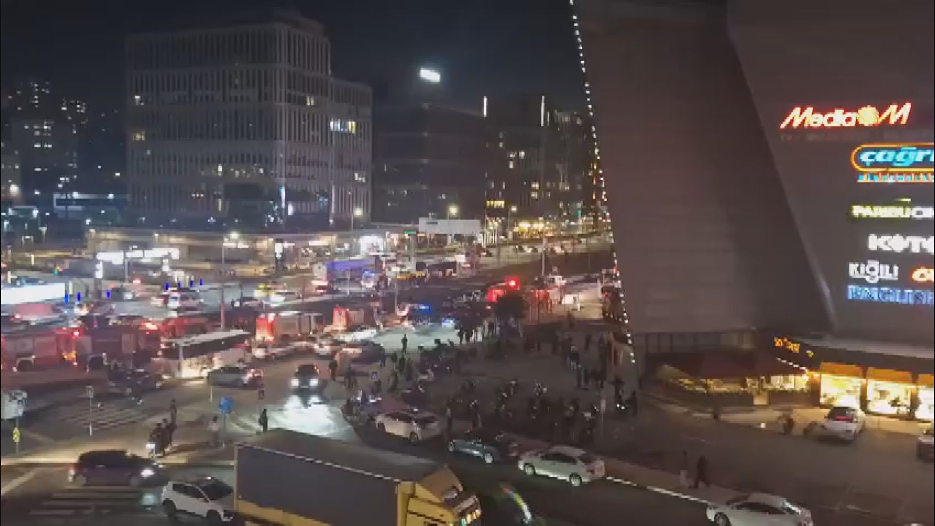 İstanbul Kağıthane'de Alışveriş Merkezinde Yangın Çıktı