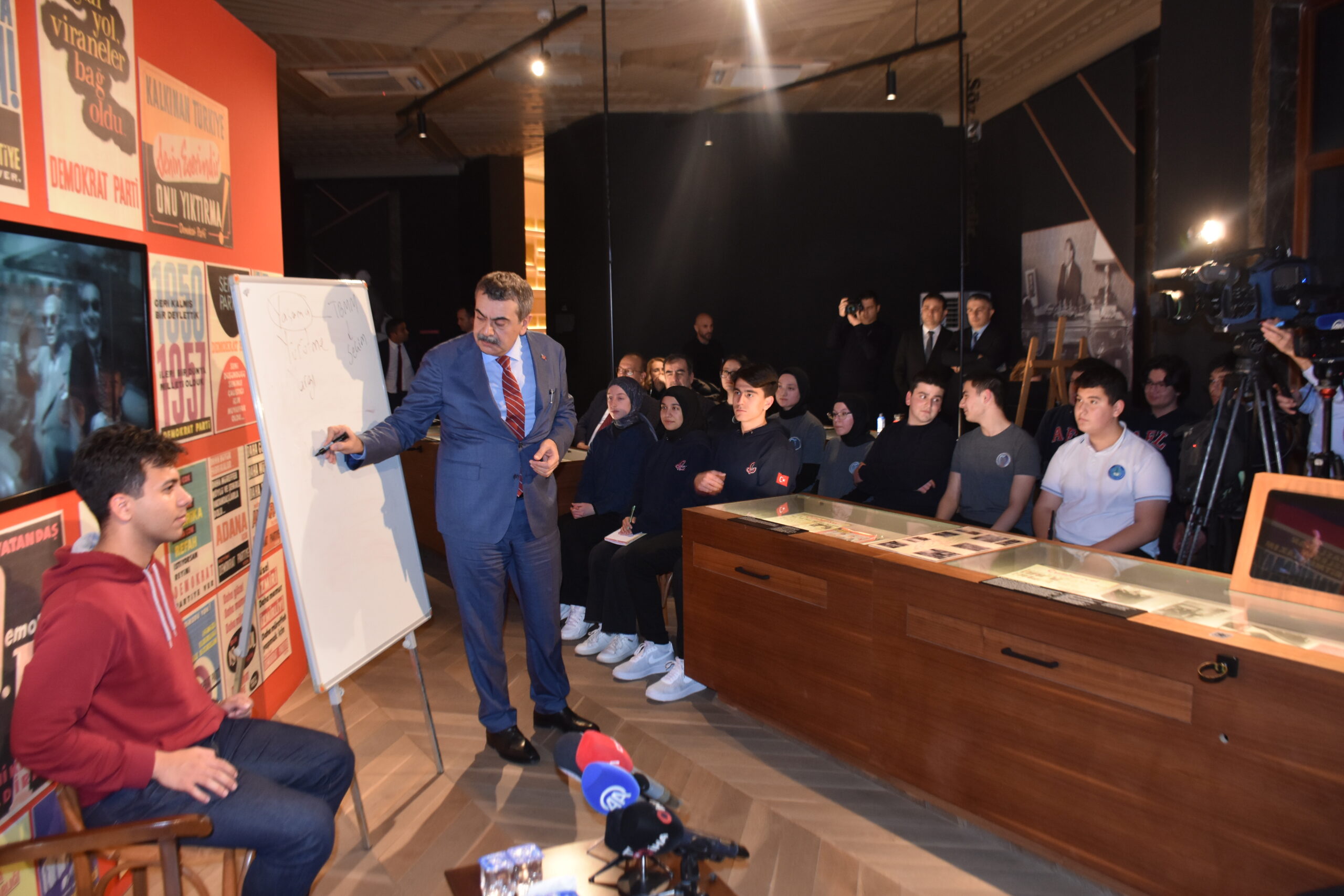 Bakan Tekin, Aydın'da Lise Öğrencilerine 'Demokrasi ve İnsan' Dersi Verdi