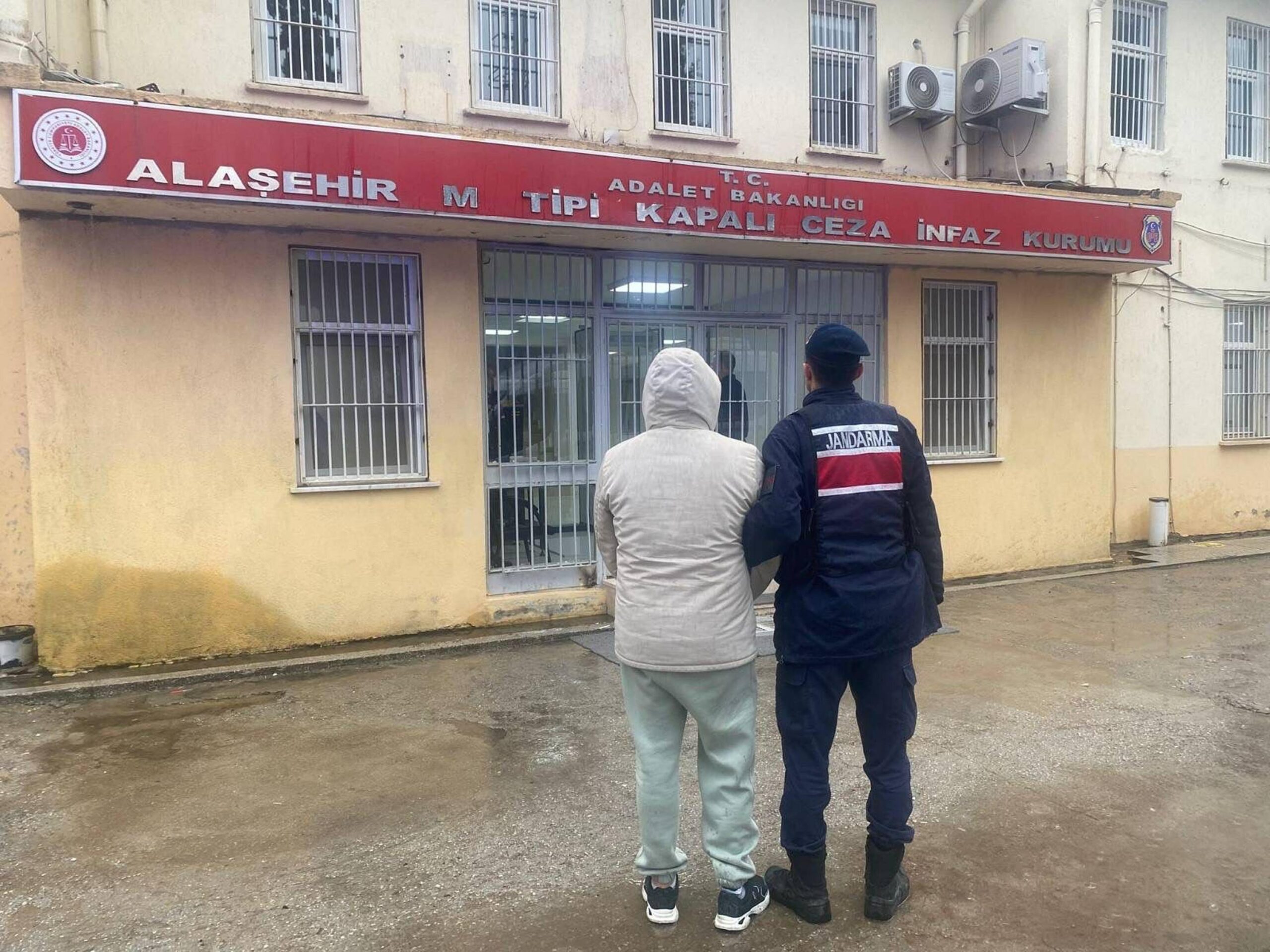 Alaşehir'de İki Operasyonda 5 Bin 96 Sentetik Hap Ele Geçirildi