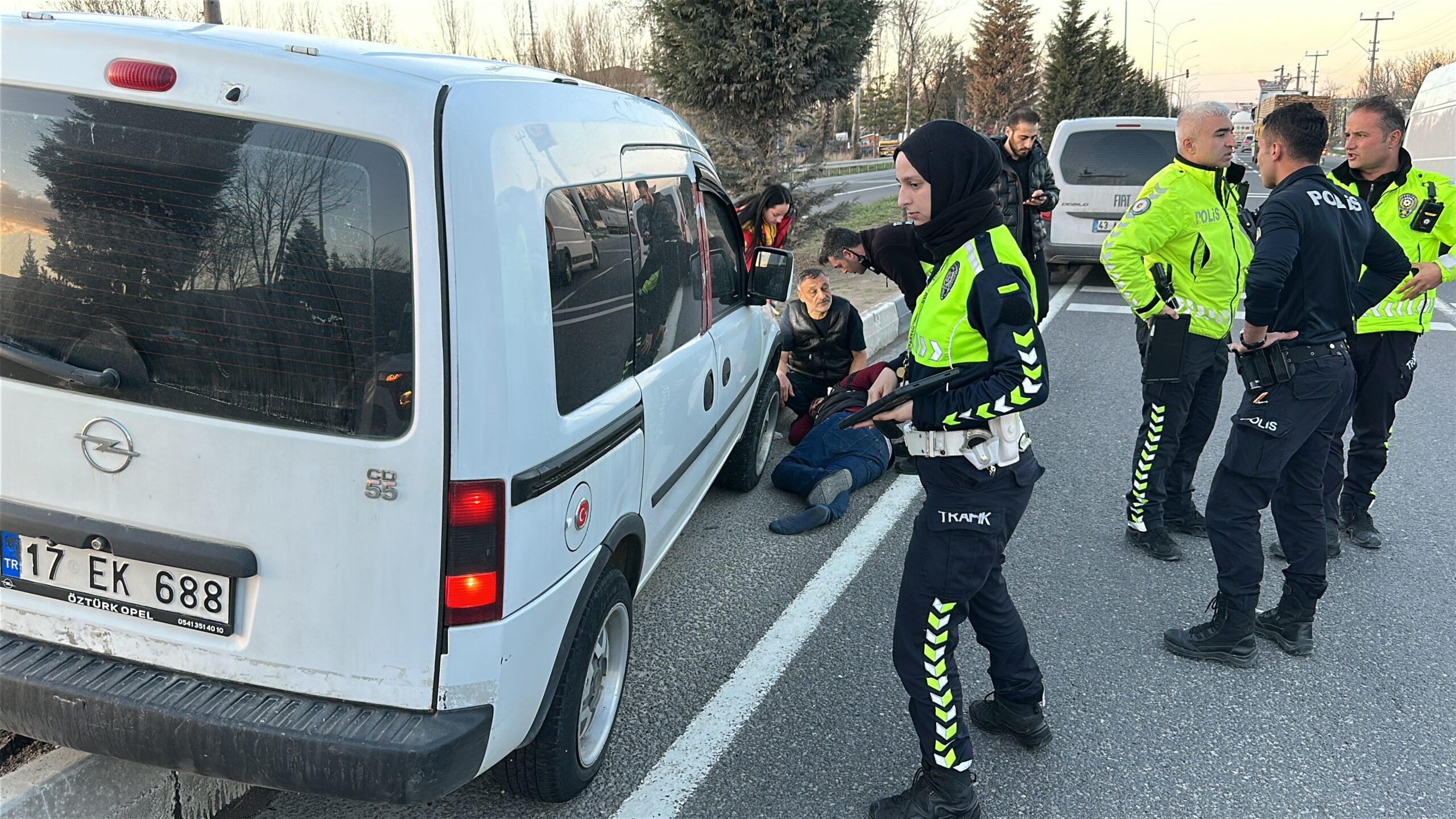 Kütahya'da Yayaya Çarpan Sürücü, Yaralının Başından Ayrılmadı