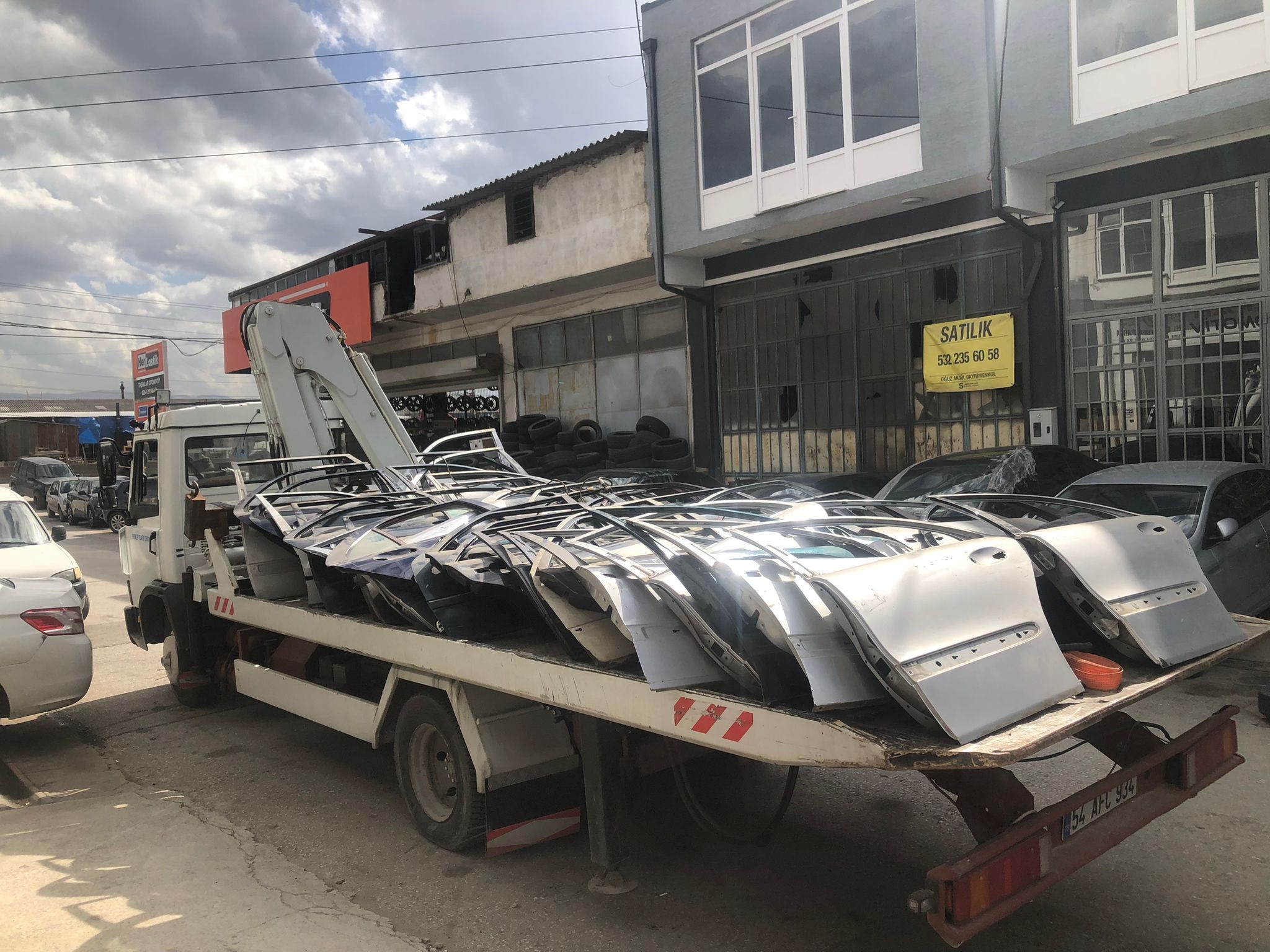 Sakarya'da Kaçak Otomobil Parçalarına Baskın