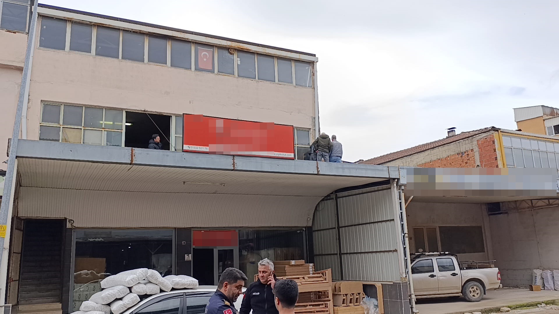 İnegöl'de Çatının Çökmesi Sonucu İşçi Yaralandı