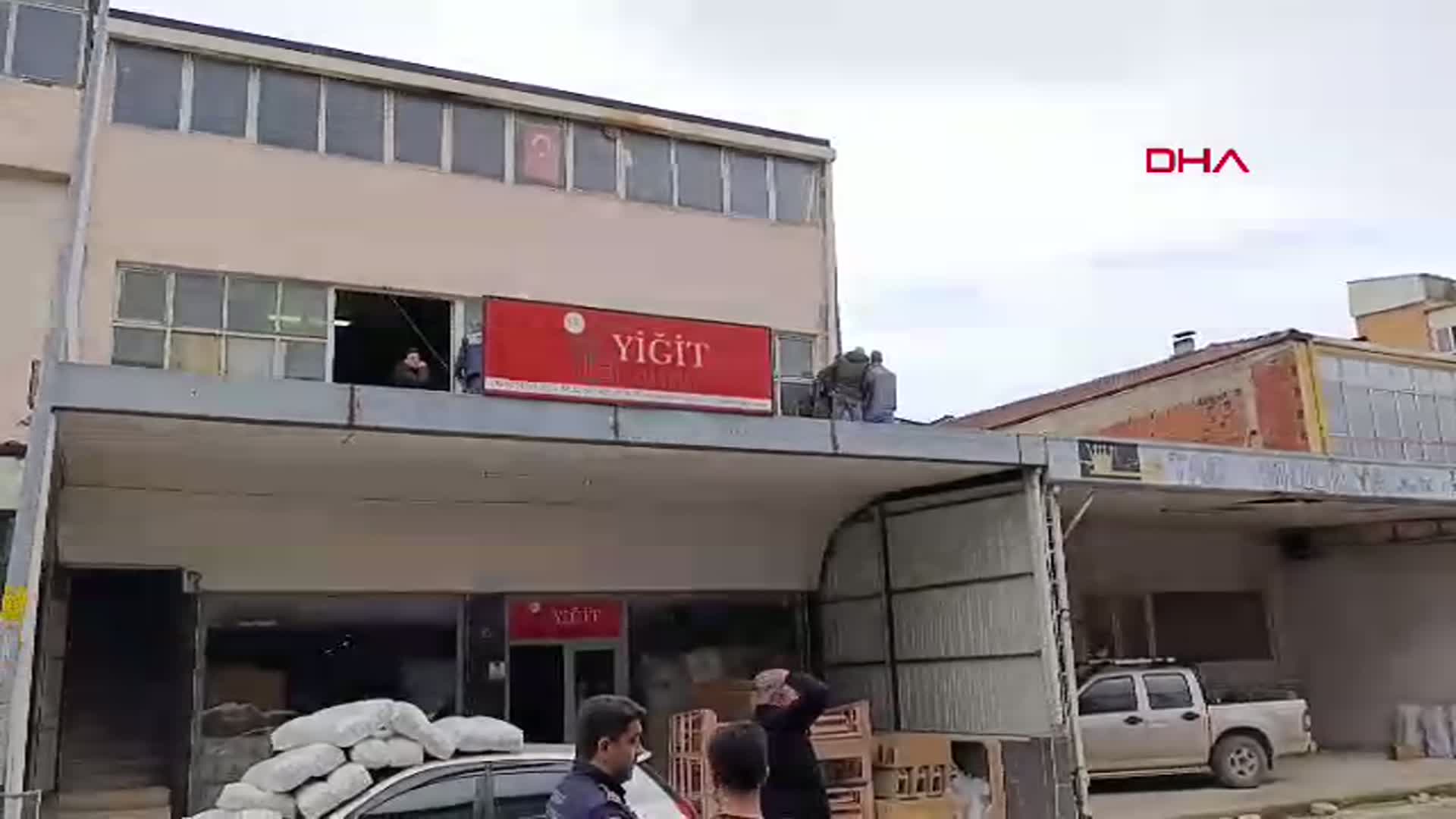 İnegöl'de Çatının Çökmesi Sonucu İşçi Yaralandı
