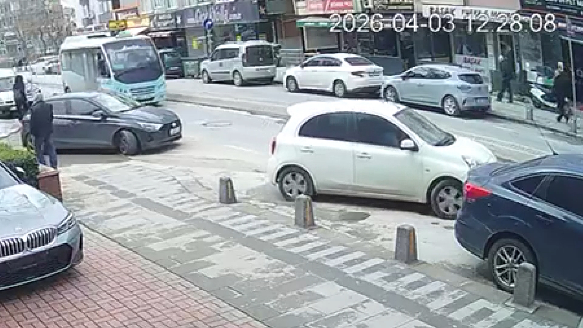 Maltepe'de Yolcu Minibüsü ile Otomobil Çarpıştı: 3 Yaralı