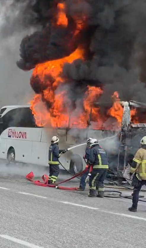 Yalova'da Seyir Halindeyken Yolcu Otobüsü Alev Alev Yandı