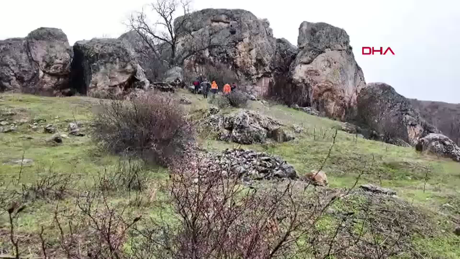 Sivas'ta Kayalıkta Mahsur Kalan Keçi İtfaiye Ekipleri Tarafından Kurtarıldı