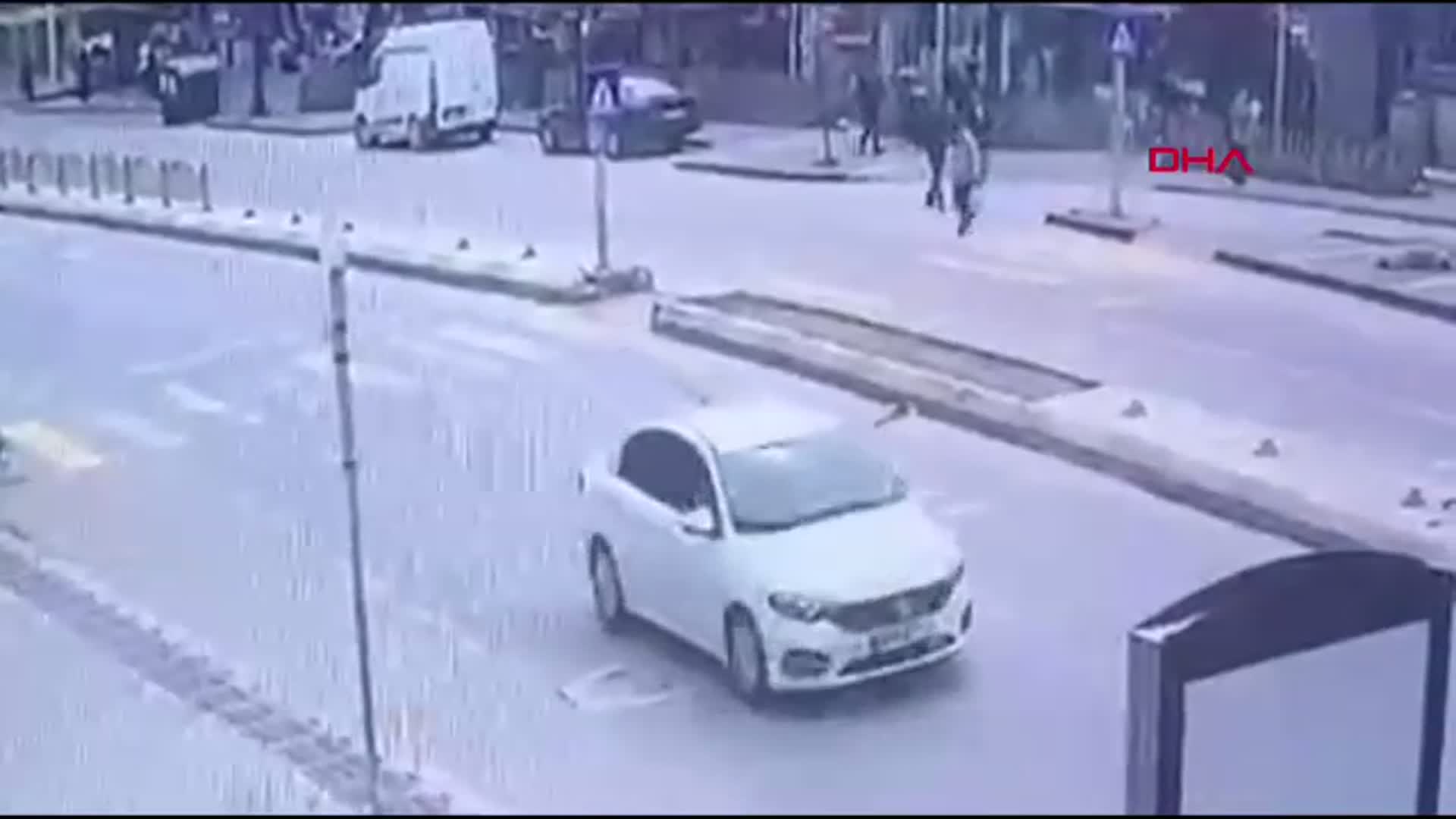 Edirne'de Yayaya Çarpan Otomobilin Kazası Güvenlik Kamerasında
