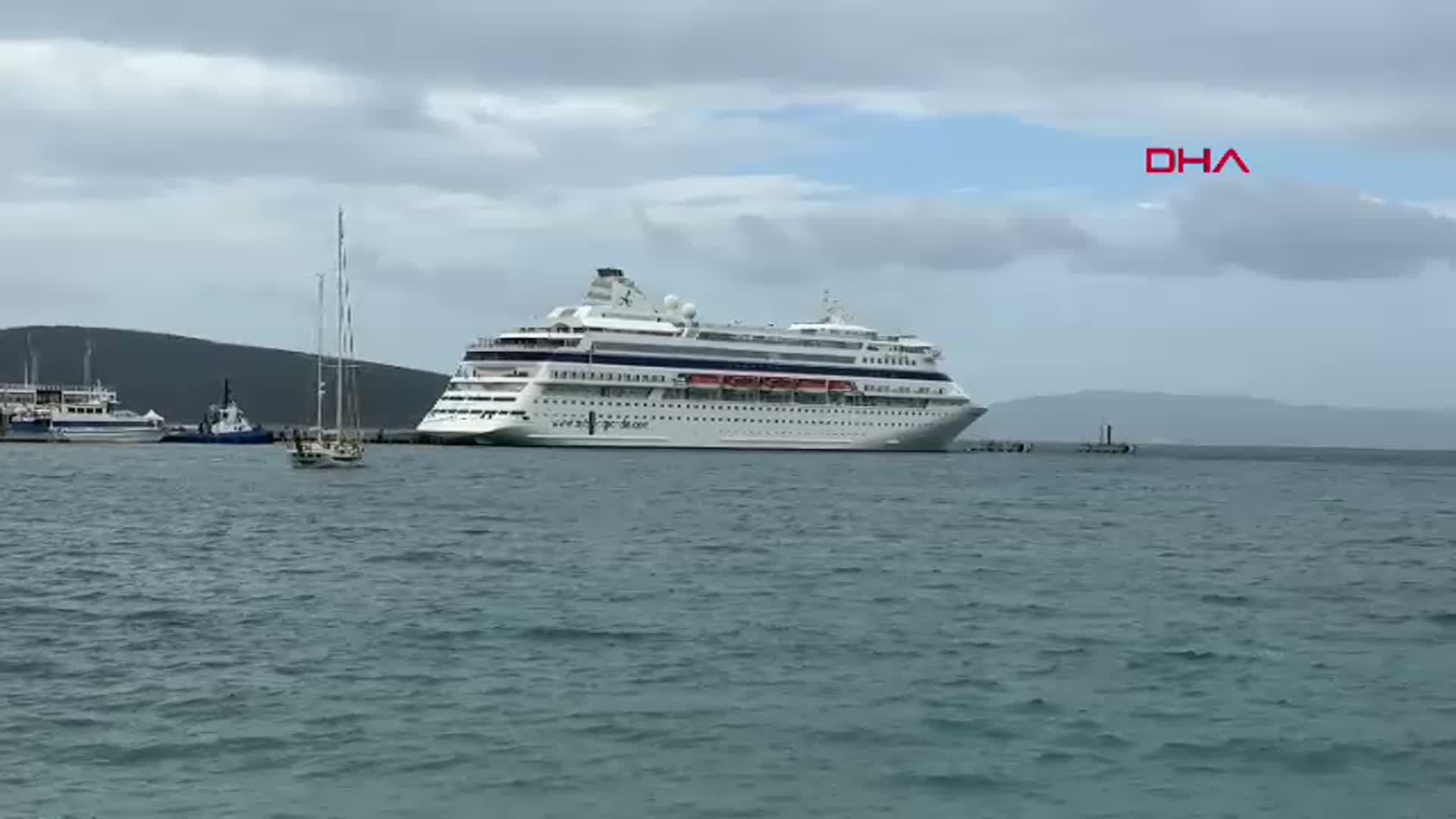 Bodrum’a Sezonun İlk Kruvaziyeri Geldi: 909 Turist Karşılandı