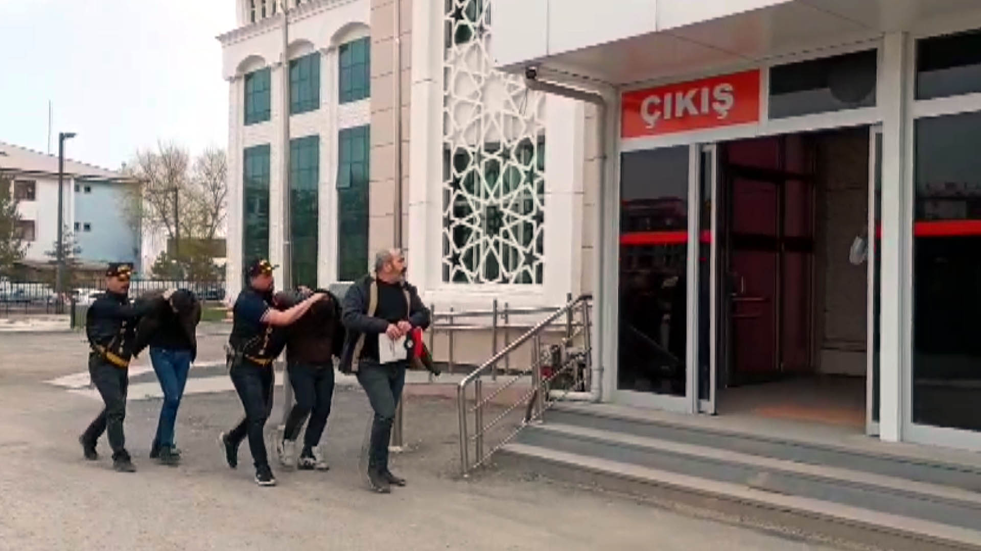 Polis Kılığına Giren Dolandırıcılar, 2 Milyon Lira Değerindeki Altınları Çaldı