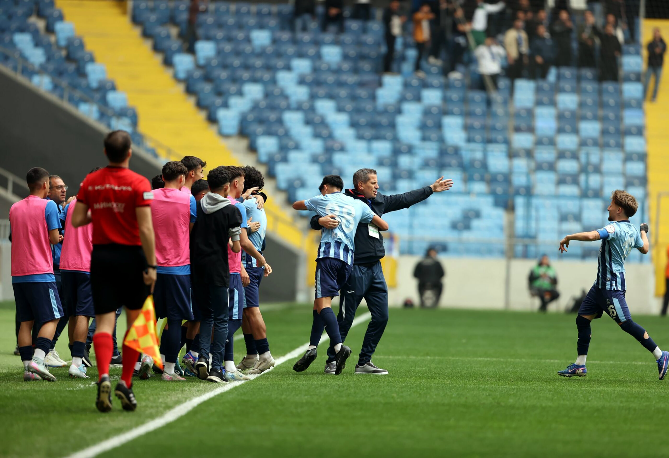 Adana Demirspor, Manisa FK’yı 2-1 Geçerek İlk Galibiyetini Aldı