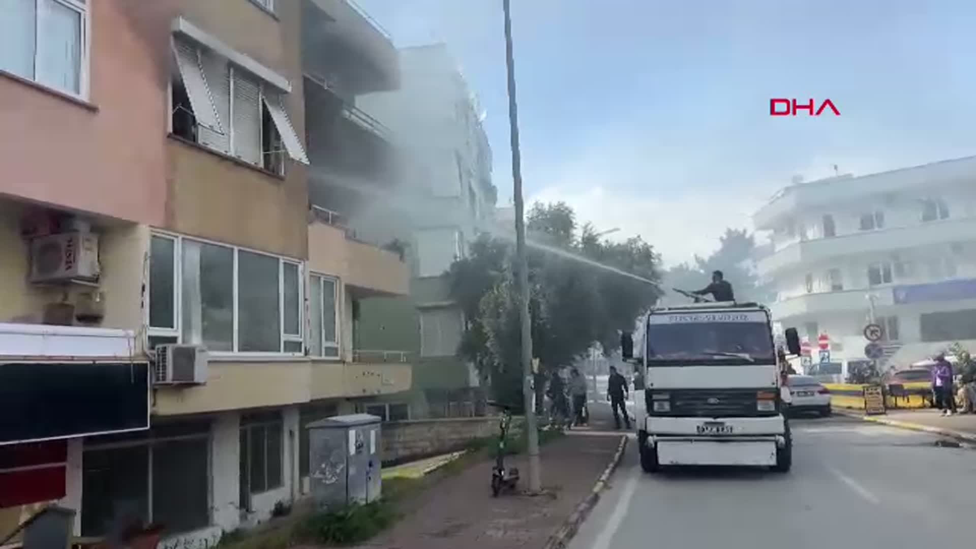 Antalya'da Yangın: İtfaiye Erinin Kalp Masajı ile Kediyi Kurtarma Anı