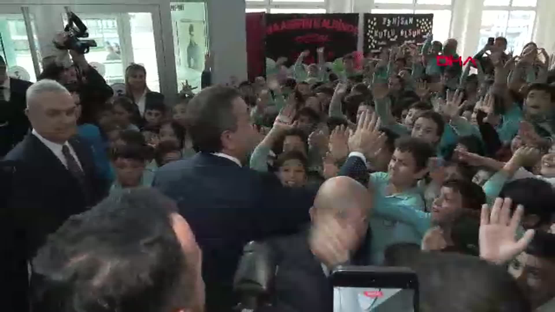 Bakan Tekin, Öğrencilere Halı Saha Müjdesi Verdi