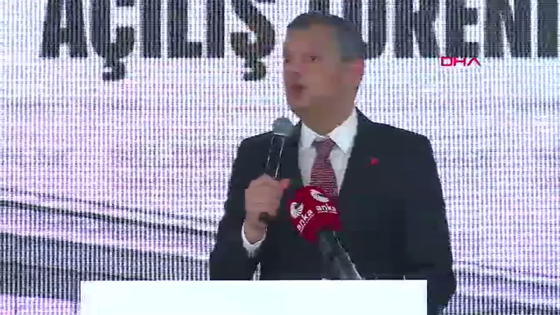 Özgür Özel, İzmir'deki Roman Temsilinin Olmamasını Eleştirdi