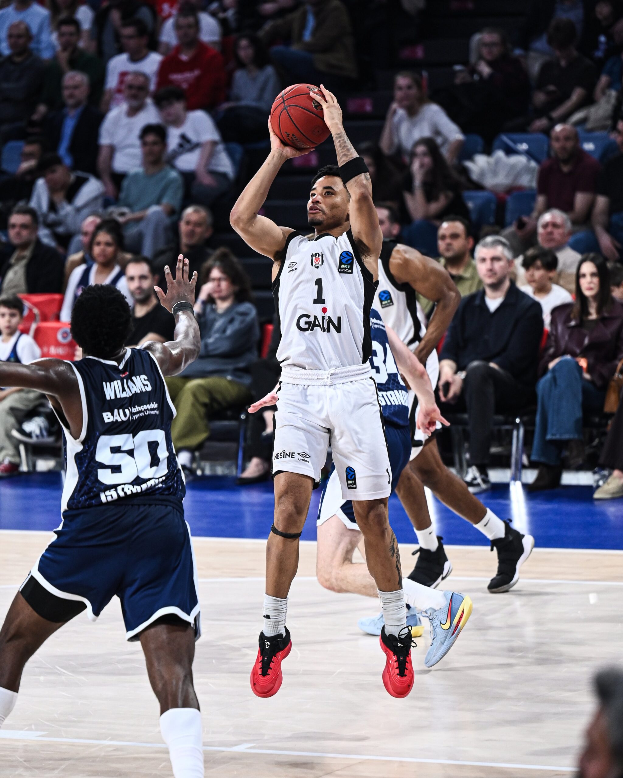 Beşiktaş GAİN EuroCup Finaline Yükseldi: Bahçeşehir Koleji'ni 82-72 Geçti