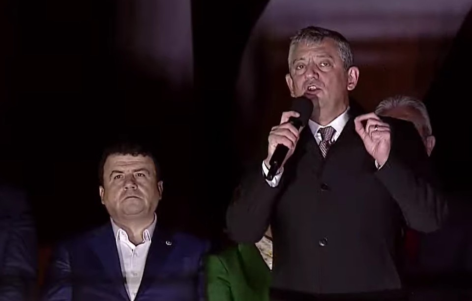 Özgür Özel'den Sert Açıklamalar: Bozbey, Tehditlere Boyun Eğmediği İçin Gözaltında