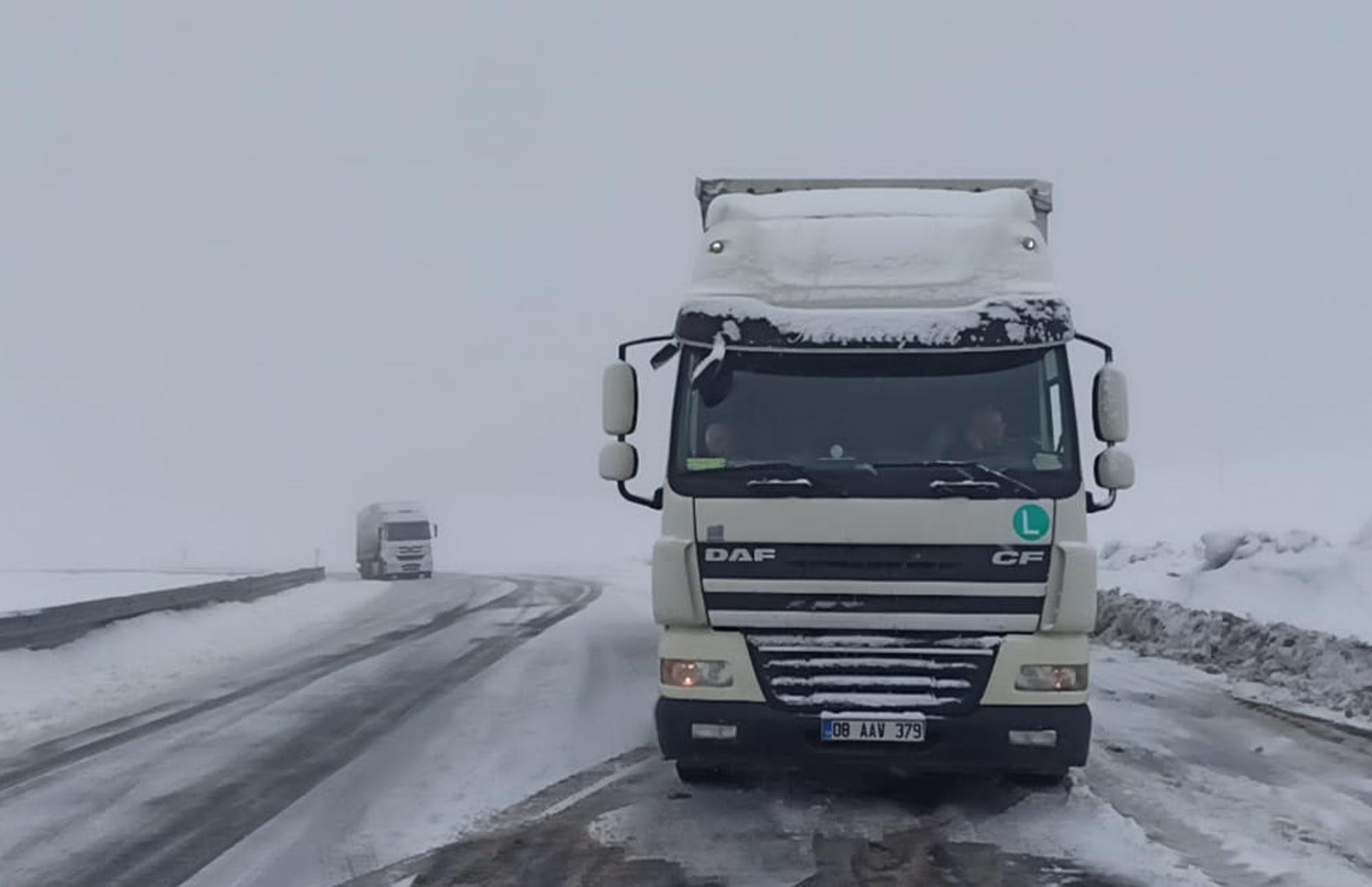 Ilgar Dağı Geçidi'nde Kar Yağışı ve Buzlanma Trafiği Aksattı