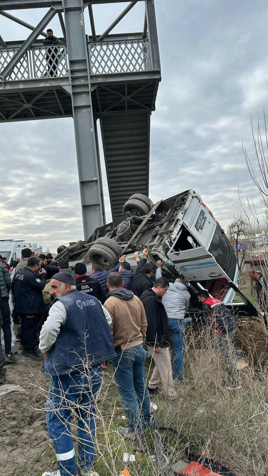 Ankara'da Üst Geçide Çarpan Halk Otobüsü: 4 Ölü, 13 Yaralı