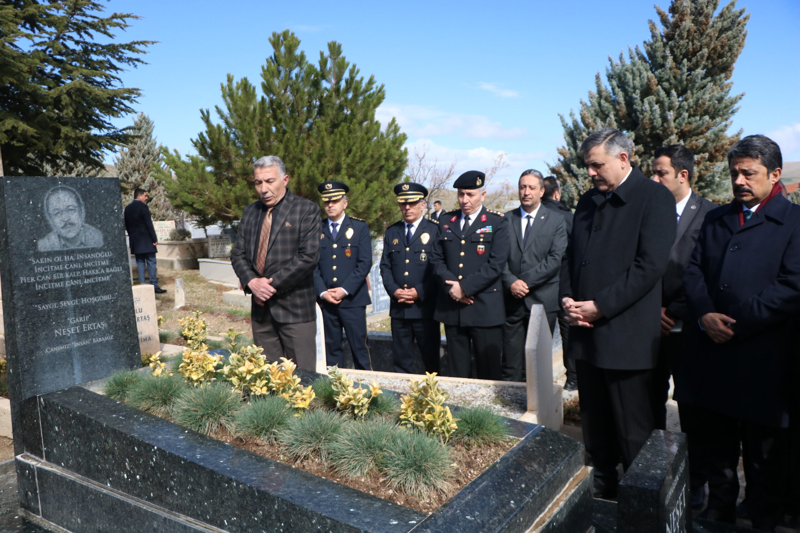 Bakan Çiftçi, Neşet Ertaş'ın Kabrini Ziyaret Etti