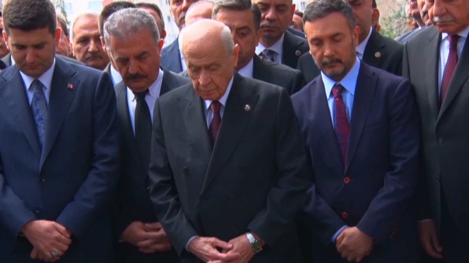 Devlet Bahçeli, Alparslan Türkeş'in Kabrini Ziyaret Etti
