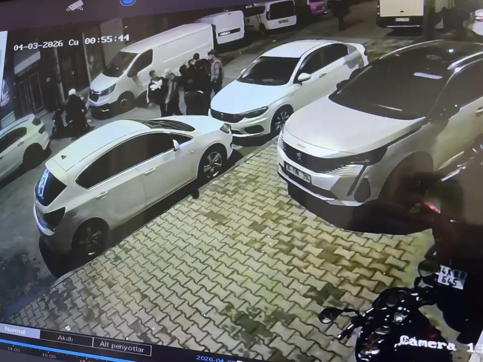 Esenler'de Hızla Yaygınlaşan Hırsızlık Olayı: Kurye Motosikletten Sipariş ve Şarj Cihazı Çalındı