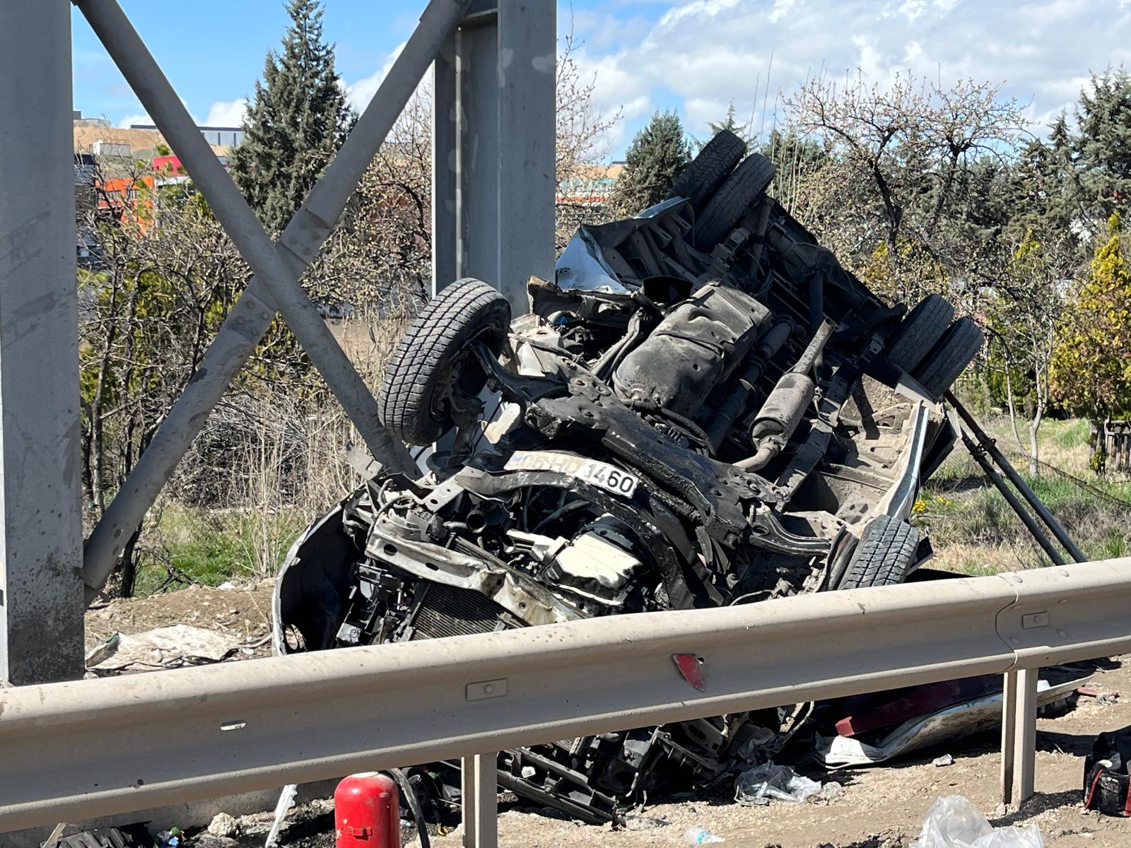 Ankara'da Üst Geçide Çarpan Minibüste Feci Kaza: 5 Ölü, 14 Yaralı