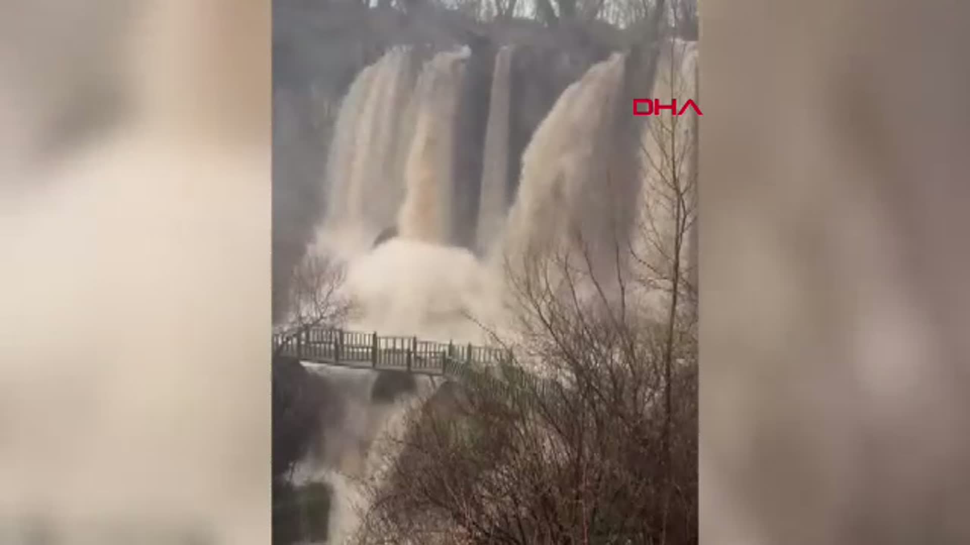 Sivas'ta Sel Suları Sızır Şelalesini Çamur Renginde Akmaya Zorluyor