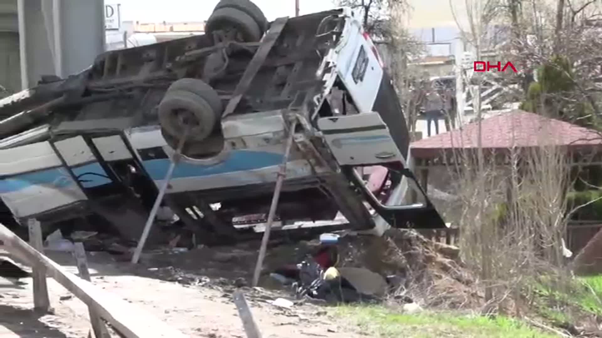 Ankara'da Minibüs Kazası: 5 Kişi Hayatını Kaybetti, 14 Yaralı