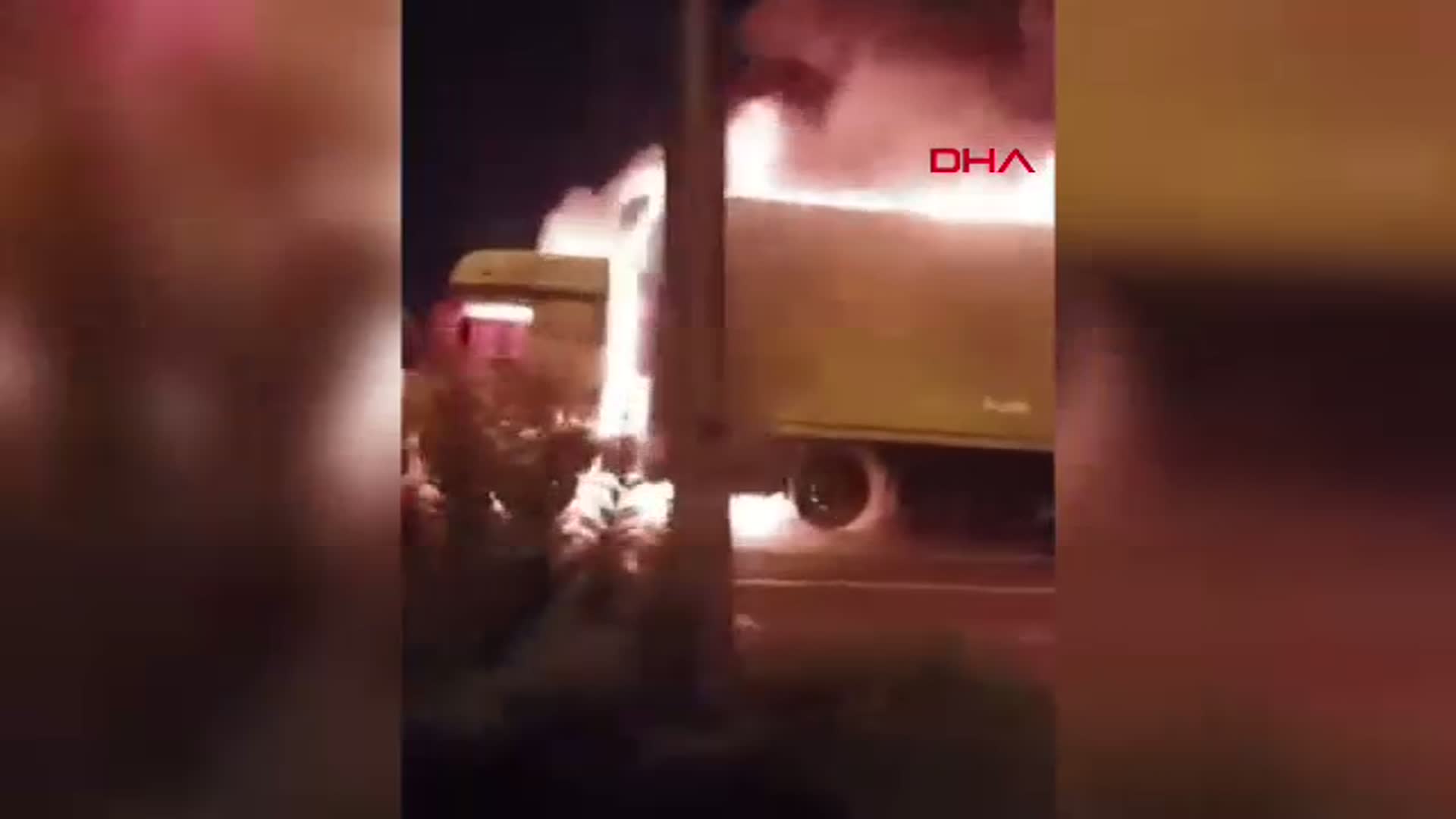 Diyarbakır'da Seyir Halindeki TIR alev alev yandı; O Anlar Görüntülendi