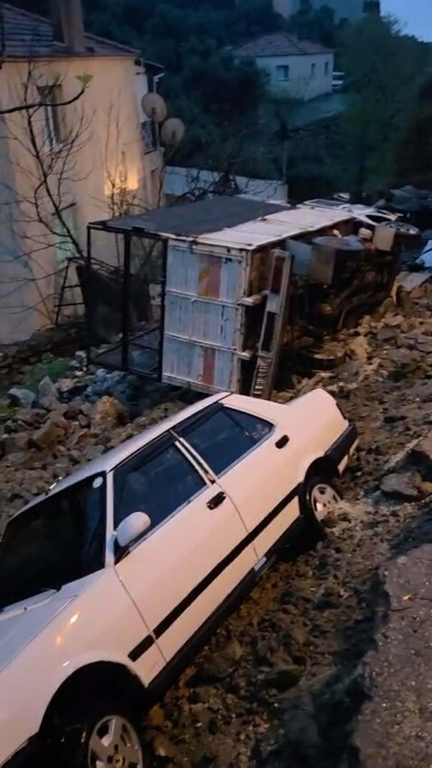 Aydın'da Sağanak Yağışlar Sonrası İnistat Duvarı Çöktü ve Evleri Su Bastı